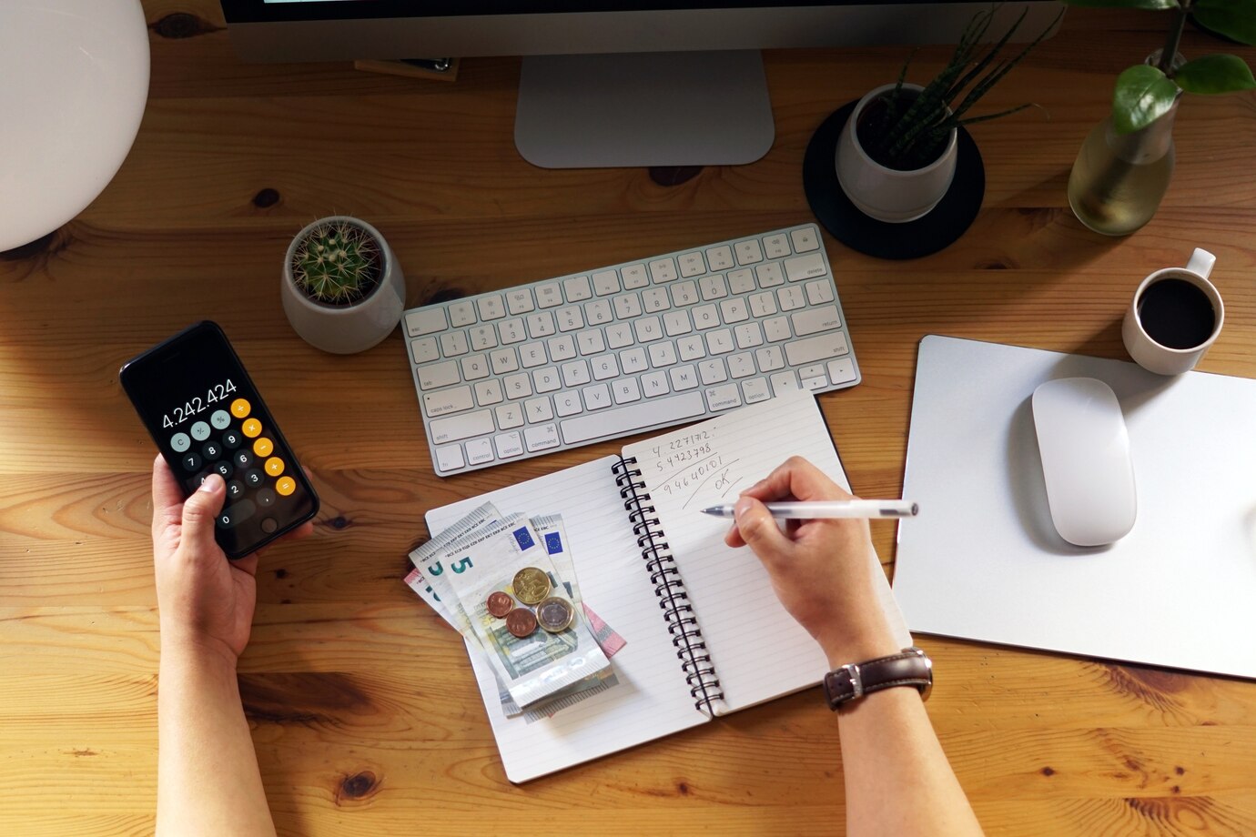 primer plano empresario que trabaja casa sus finanzas ahorros personales 181624 21934
